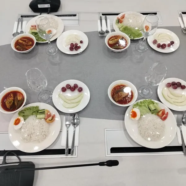 Mee goreng dan kopi untuk katering bilik mesyuarat Lubok Sarapan