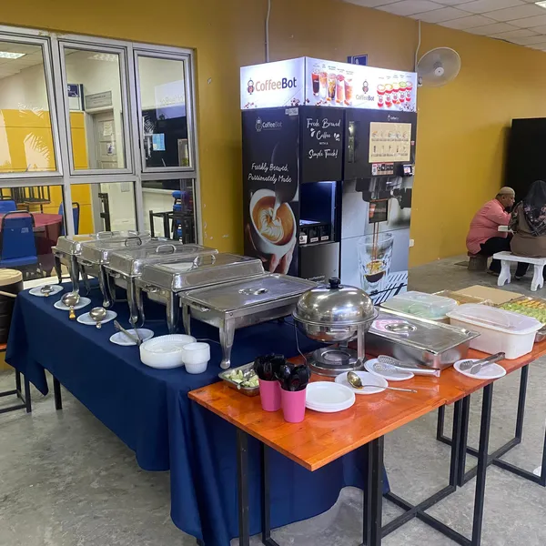 Buffet katering Lubok Sarapan dengan ayam, gravy dan hidangan sampingan