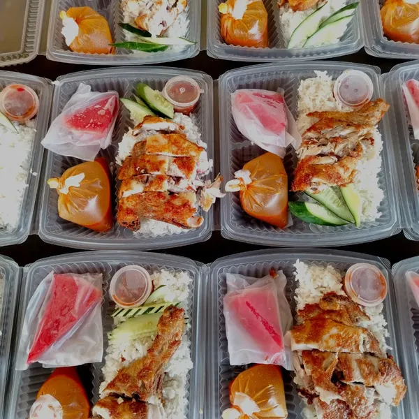 Bungkusan nasi ayam panggang untuk katering Lubok Sarapan