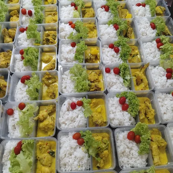Bungkusan nasi kari berbaris kemas untuk katering Lubok Sarapan