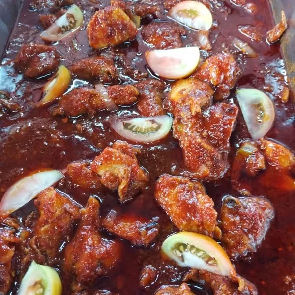 Ayam masak merah bertona pekat dengan hiasan tomato, katering Lubok Sarapan