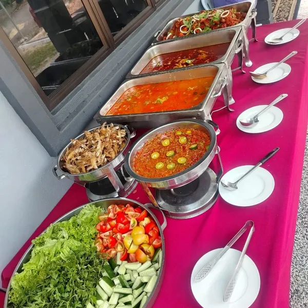 Buffet katering Lubok Sarapan dengan sambal, ulam segar dan hidangan kari