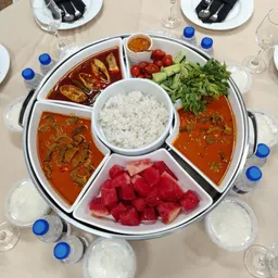 Talam meja bulat gaya kenduri dengan nasi, lauk dan ulam, katering Lubok Sarapan Durian Tunggal