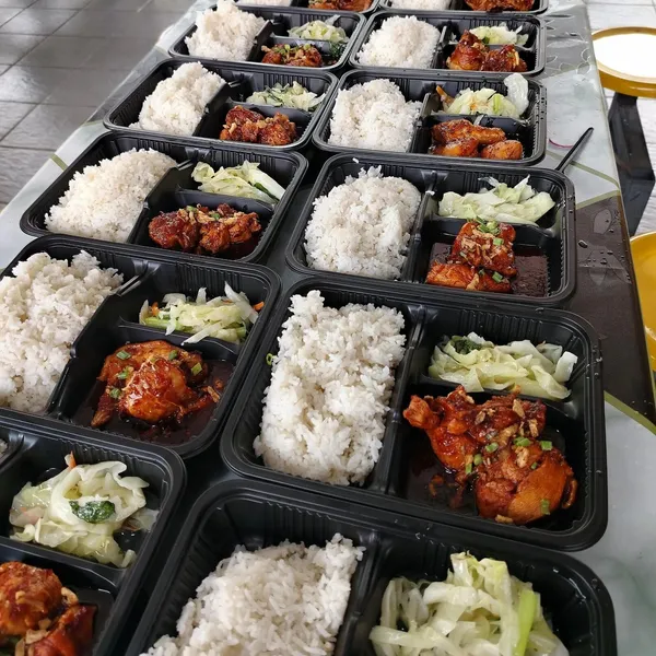 Barisan nasi kotak berlaukkan ayam masak kicap untuk katering pukal Lubok Sarapan