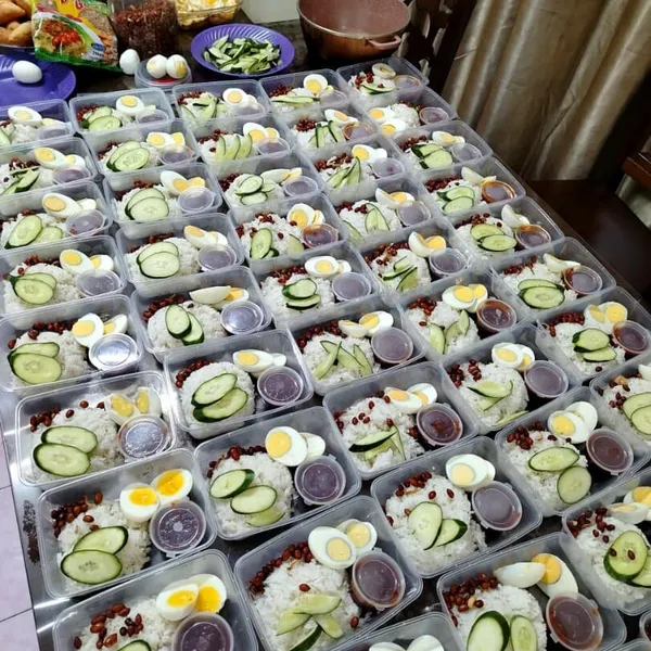 Barisan nasi lemak bungkus dengan telur, timun dan kacang untuk katering Lubok Sarapan