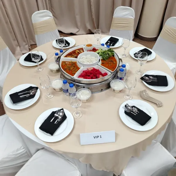 Susunan meja bulat lengkap untuk majlis katering Lubok Sarapan