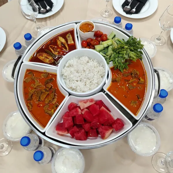 Talam hidangan meja bulat katering Lubok Sarapan untuk majlis